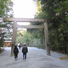 神楽殿への玉砂利の参道