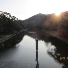 五十鈴川の夕日が神秘的であった。