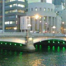 橋の街灯に明かりが灯り、広い川面にライトが写りこんで綺麗