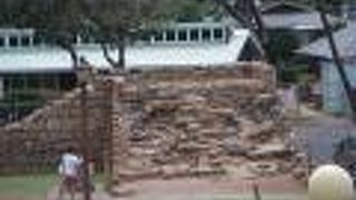 捕鯨船からの砲撃を避けるために建設されたウォーターフロントにある砦跡