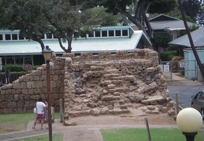 捕鯨船からの砲撃を避けるために建設されたウォーターフロントにある砦跡