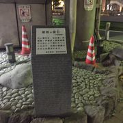 歩道橋の下にある