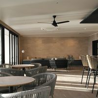 プールサイドのバー