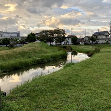 下之郷遺跡公園にて、環濠。