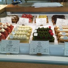 ケーキはいずれも4ユーロ代とリーズナブル