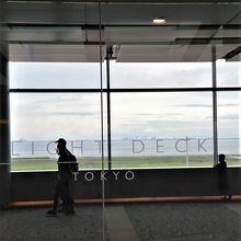 屋内スペースはフライトデッキとの表示