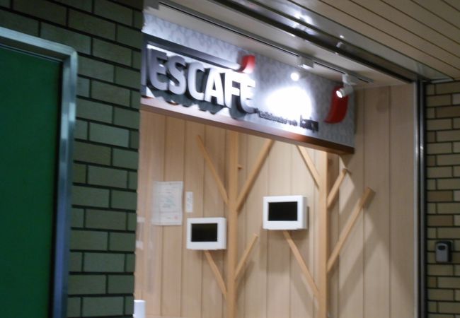 改札の横にお店があります