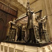 スペイン最大の大聖堂で、コロンブスの墓もあるので、必見のスポット