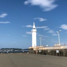 桟橋の先に立つ灯台