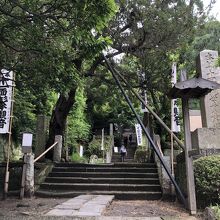 杉本寺の入口、バス通りから