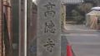 狭い参道の先に立派な本堂