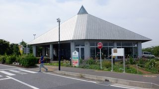 新川サイクリングロードと国道16号線と交叉するところに道の駅があり、車とサイクリストが両方休憩できる道の駅