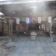 厳島神社の出口付近にある小さなお寺です。