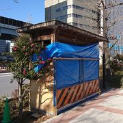 雨水を貯めて近くの花壇のお花に水を散水する装置