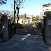 坂道に沿った高低差のある公園