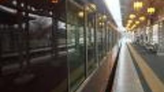 嵐山駅で桜の中走る電車がきれい