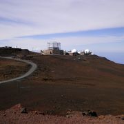標高３０５５ｍというハレアカラ山頂付近には、天体観測所「サイエンスシティ」があります。