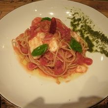 フレッシュトマトとモッツァレラチーズのポモドーロ 