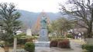 錦帯橋を渡った先にあります