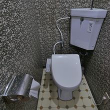 本館トイレ付の部屋トイレ。古めでも、清潔です。