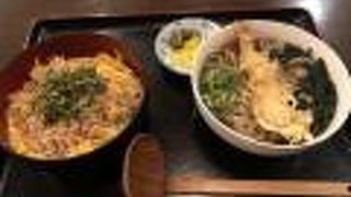 天ぷらそばとそぼろご飯のセットを食べました。ボリュームたっぷり。