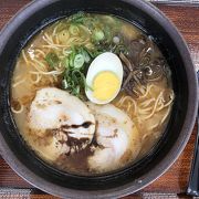 定番の熊本ラーメンを食べる