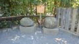 鶴岡八幡宮境内にあります。