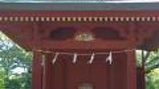 源平池に浮かぶ神社