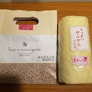 苺味のロールケーキ