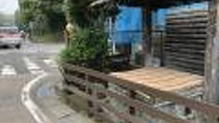 小町通りの北の端にある