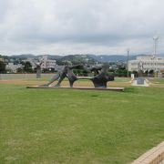 芝生と彫刻と海と