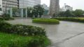 平和記念資料館の前にありました