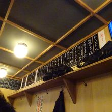 お店の中にもメニューが掛けられています。