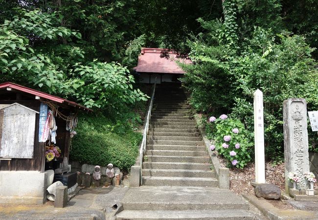 山寺のような高台のお寺