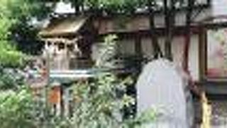 露天神社の境内にあります。