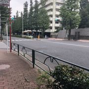 車道も歩道も広い通り。