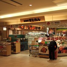 お客さんも品物も少なかったです