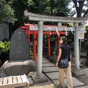 鳩森八幡神社の境内にある