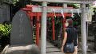 鳩森八幡神社の境内にある