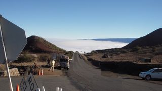 標高４２０７ｍのマウナケア山の中腹にあり、センター名はハワイの日系人初の宇宙飛行士、オニヅカ大佐にちなんで名づけられました。