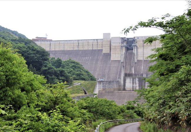 6月6日現在、コロナウイルス感染防止の為に展示室は閉鎖、ダムカードの配布は中止されています。