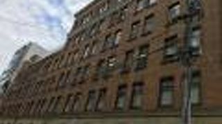 渋い外観のビル