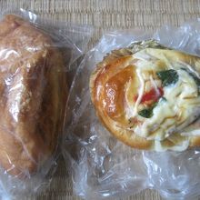 カレーパン（150円）とピザロール（140円）の様子
