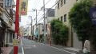 新旧のお店が並ぶローカルな商店街