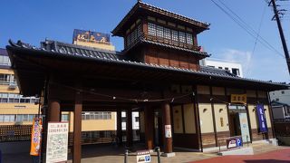 っていくとすぐに特徴的な建物が現れます