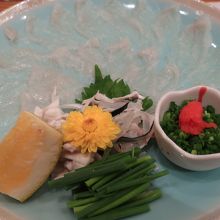 フグ刺しが皿一面に