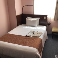 部屋はスタンダードなビジネスホテルタイプだけど広め