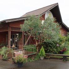 山小屋風の外観