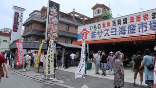 採れたての新鮮な魚介も買えるし、美味しい海鮮丼も