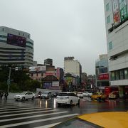 駅前から東門のロータリーへ。